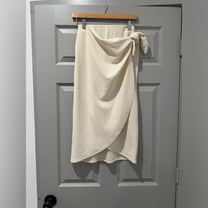 H&M skirt in size small. Only worn once. Great condition.